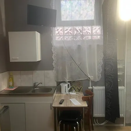 Hipokratios 3 Mit Gemeinschaft Wc Hostel *